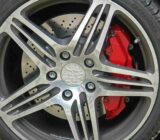 Sports tires: between performance and safety