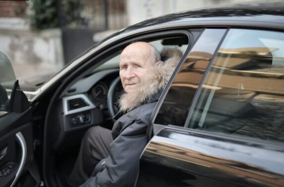 Elderly: how and where do they buy their vehicle?