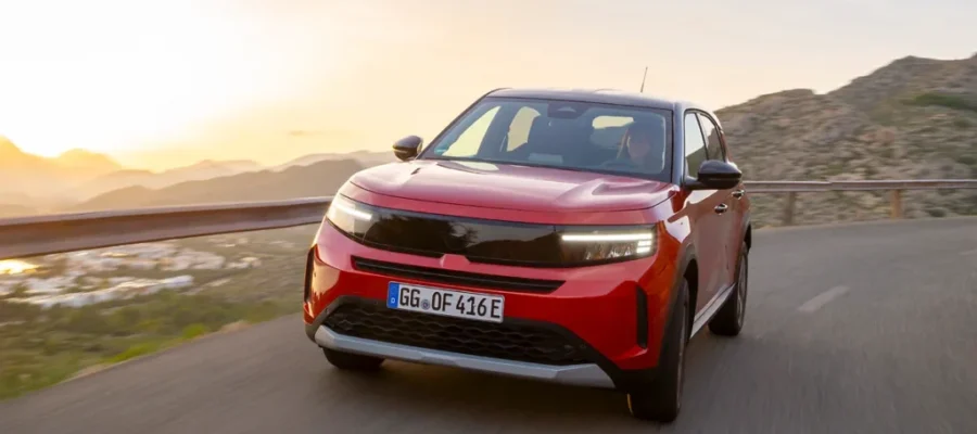 Opel Frontera prenant un virage sur une route de montagne