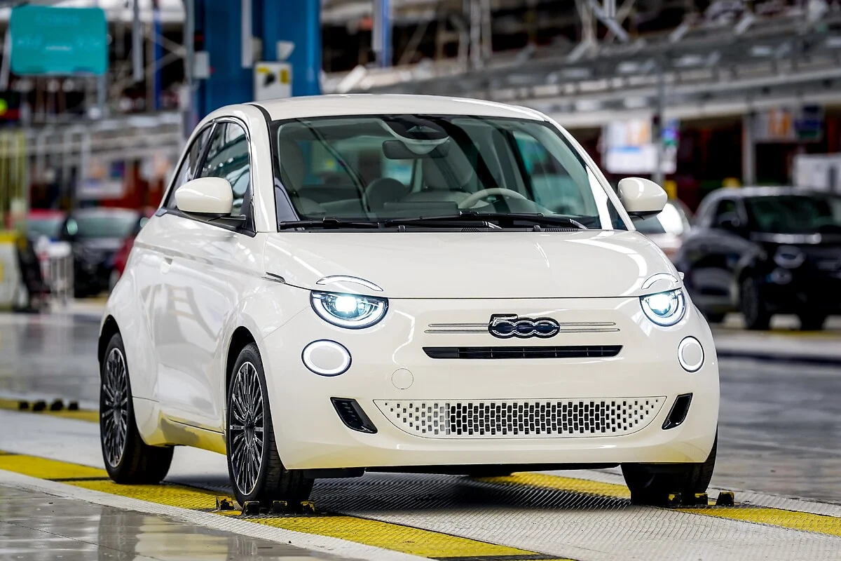 The new Fiat 500 hybrid in Mirafiori factories