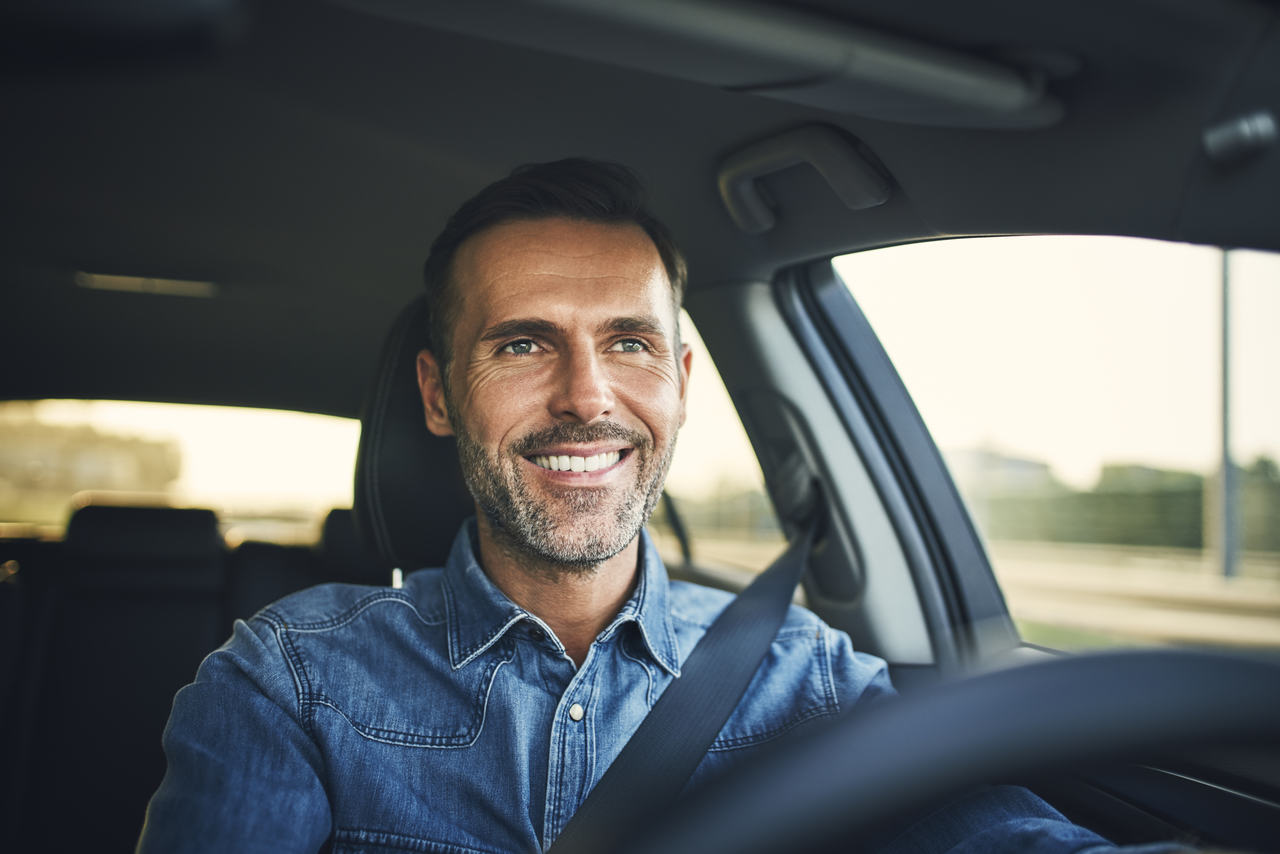 Photo of a man behind the wheel who practices the defensive guide