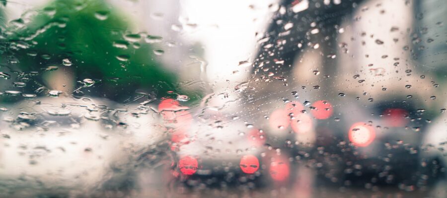 How to travel correctly with the car in rain conditions - Autokappa | Blog | Autokappa